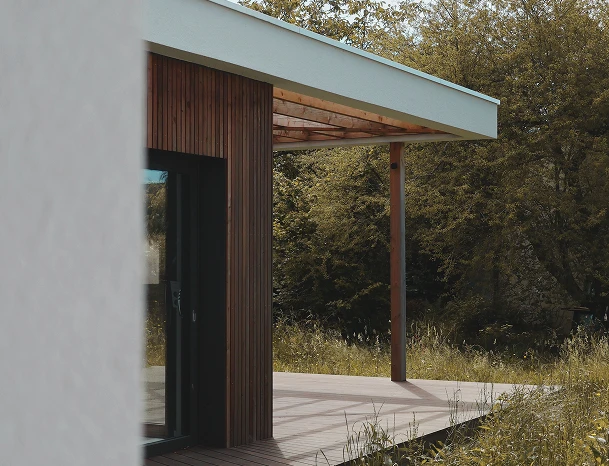 Maison contemporaine avec bardage bois et terrasse couverte